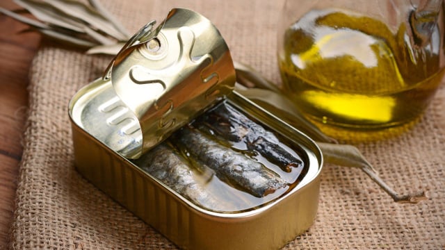 Basta abrir a lata e utilizar a sardinha em saladas, massas e diversas receitas (Créditos: Shutterstock)