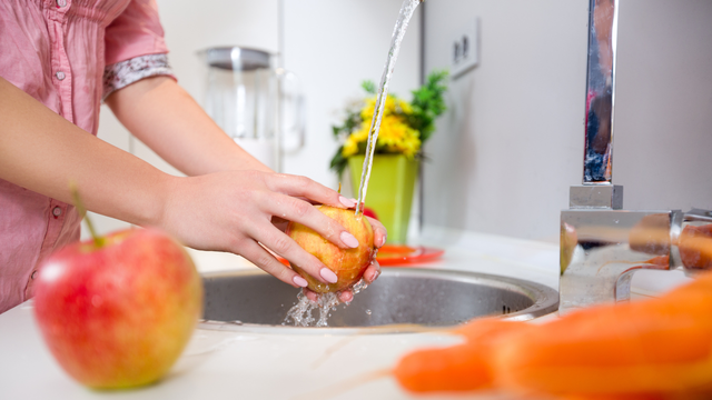 Essa é a melhor técnica para lavar frutas e verduras e você vai ficar surpreso, segundo professora em Microbiologia Clínica