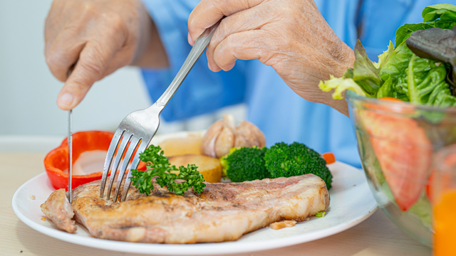 Silvio Garattini, oncologista (97 anos): "O que importa é comer pouco, mesmo que seja cinco vezes ao dia. O que importa é o total."