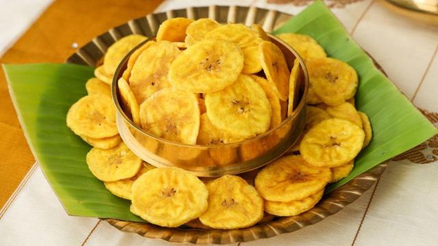 Pegue as bananas verdes e faça esses deliciosos chips de banana na airfryer (Créditos: Shutterstock)