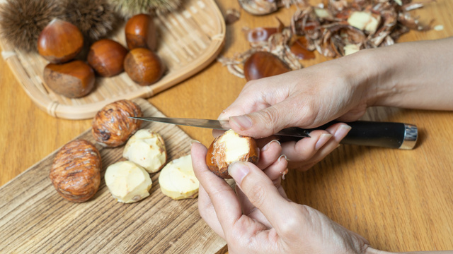 Como descascar castanhas em apenas três minutos: o truque que quase parece mágica sem usar o forno