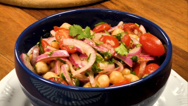 A salada de grão-de-bico é prática e pode ser feita com legumes que quiser, como tomate e cebola (Créditos: TudoGostoso)