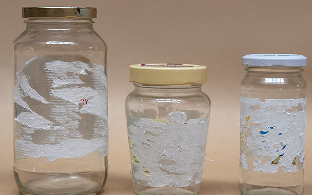 É só borrifar por cima de um papel-toalha para remover etiquetas coladas em potes