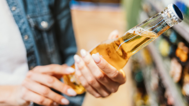 Morte e internações por metanol na bebida alcoólica: como se proteger antes de consumir álcool, segundo alerta urgente do Ministério da Justiça