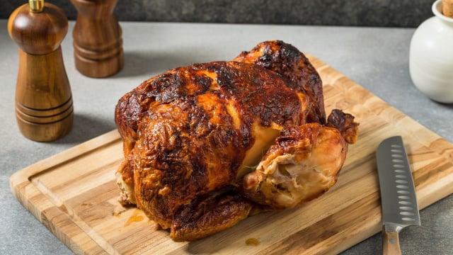 Para uma pele dourada e crocante, seque bem a superfície externa e aumente a temperatura do forno nos últimos 15 a 20 minutos de forno (Créditos: Shutterstock) 