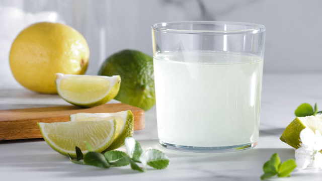 Água quente com limão todo dia tem efeito milagroso? Realmente emagrece? Descubra os verdadeiros benefícios dessa dupla para a sua saúde