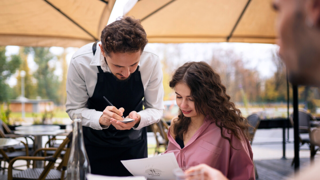 A tática de cobrar no caixa: um hoteleiro explica por que alguns restaurantes não querem cobrar na mesa