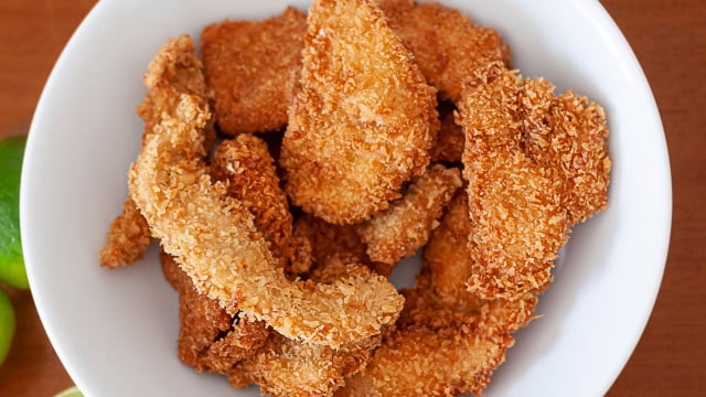 Nem farinha de trigo, nem farinha panko: o frango empanado sem glúten perfeito é feito com farinha de tapioca