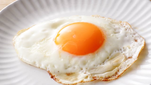 Ovos fritos ficam melhores se você trocar o azeite e a manteiga por esse ingrediente mais simples