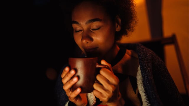 Tomar um chá morno ou um copo d'água antes de dormir pode ajudar a reduzir a irritação na garganta (Créditos: Shutterstock)
