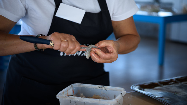 2 truques infalíveis para descascar camarão com facilidade e em tempo recorde