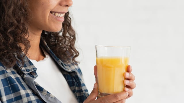 Um copo de suco de laranja puro por dia está associado a um coração mais forte: estudo revela benefícios