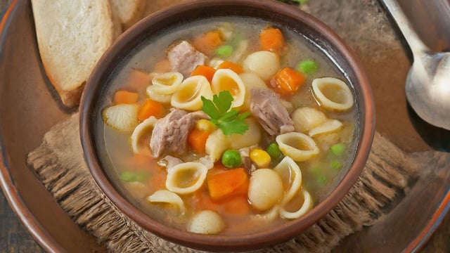 Sopa de legumes com macarrão e carne bovina com caldo nutritivo (Créditos: Shutterstock)
