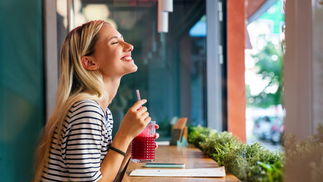 Eu troquei o café de todas as manhãs por essa bebida com o apoio de uma médica especialista em Burnout: veja o que aconteceu com a minha energia e foco