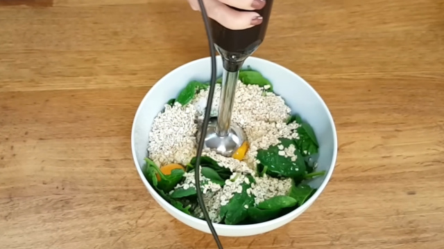 Você pode um mixer, liquidificador ou processador de alimentos para fazer a massa (Créditos: Reprodução / YouTube @NutricionistaPatriciaLeite) 