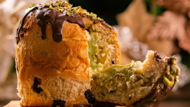 Panetone de pistache caseiro com cobertura de chocolate com fatia cortada (Créditos: Shutterstock)
