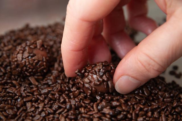 Chega de brigadeiro torto! Aprenda como deixar o granulado perfeito e tenha um doce digno de confeitaria em casa!