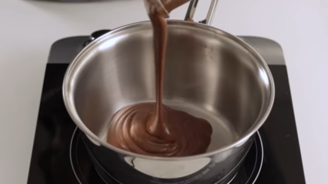 Misture bem o creme no fogo até obter uma consistência encorpada de brigadeiro (Créditos: Reprodução / YouTube @plantlife.school)