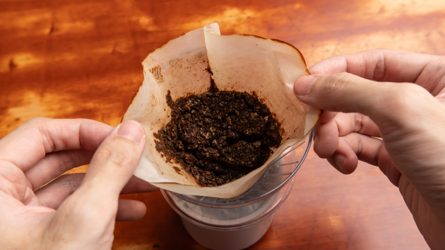 4 utilidades incríveis da borra de café na cozinha