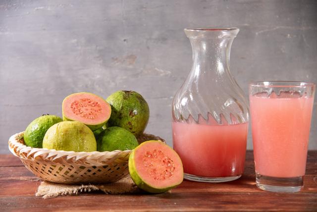Engula saúde com o suco de goiaba: bebida com a fruta melhora a pele, os níveis de açúcar e muito mais!