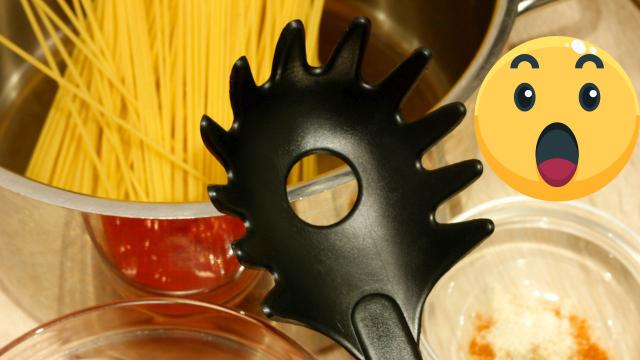 Com quantos anos você descobriu que o furo na concha de macarrão tem uma função específica para ajudar a fazer espaguete? Truque é garantido!