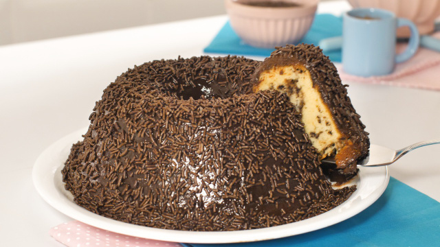 Dessas “formigas” todo mundo gosta: bolo formigueiro fofinho com cobertura de brigadeiro para alegrar a sua tarde