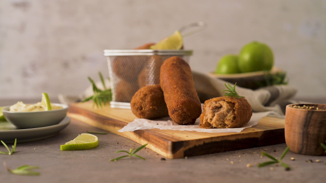 Petisco caseiro frito bem quentinho acompanhado por molhos variados na mesa de centro. (Foto: Shutterstock)