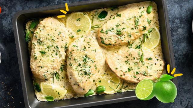 Peito de frango com limão é um jantar fácil pra comer durante a semana: cuidado pra não errar o lado da pele na assadeira