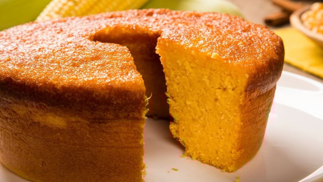 Nem milho enlatado, nem fubá: como fazer o melhor bolo de milho que você vai comer na vida