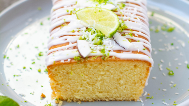 Bolo de limão simples para você deixar toda a sua família querendo mais uma fatia