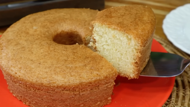 Bolo de água é simples, barato, fácil e fica pronto em 3 minutos (sem ovo e sem leite!)