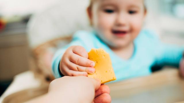 O alimento que todos os pais o dão a seus filhos, mas que não deve ser consumido antes dos 5 anos de idade