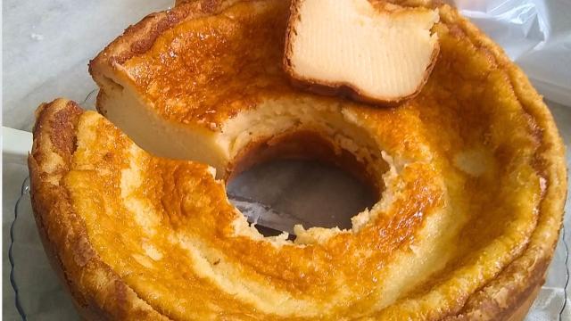 Esse bolo mole de leite condensado da minha tia é meu doce favorito e não pode faltar na hora do cafezinho lá em casa!