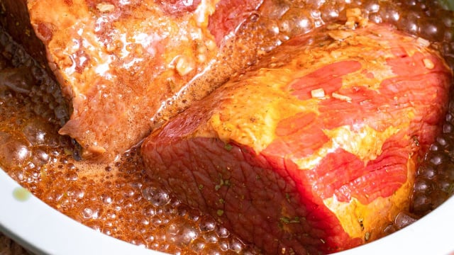 Muitas vezes é esquecido no açougue, mas esse é o melhor corte de carne bovina para usar em em ensopados e guisados ​​durante o inverno