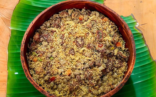 Farofa de cebola caramelizada crocante e sequinha: receita de 4 ingredientes é o acompanhamento perfeito para um churrasco ou feijoada