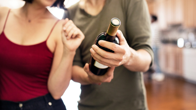 O significado oculto por trás das 7 características das pessoas que sempre levam vinho quando vão à casa de alguém