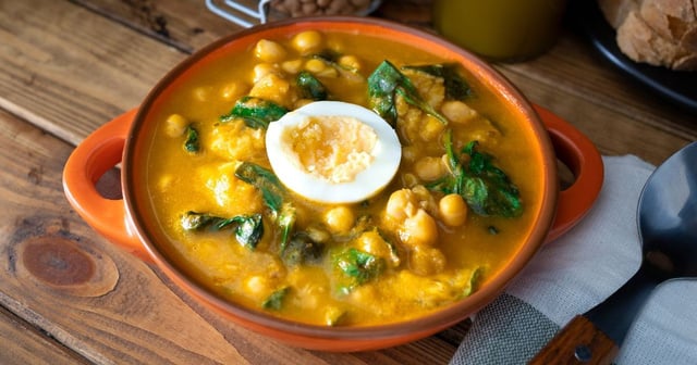 Caldo de grão-de-bico com bacalhau na panelinha (Créditos: Shutterstock)