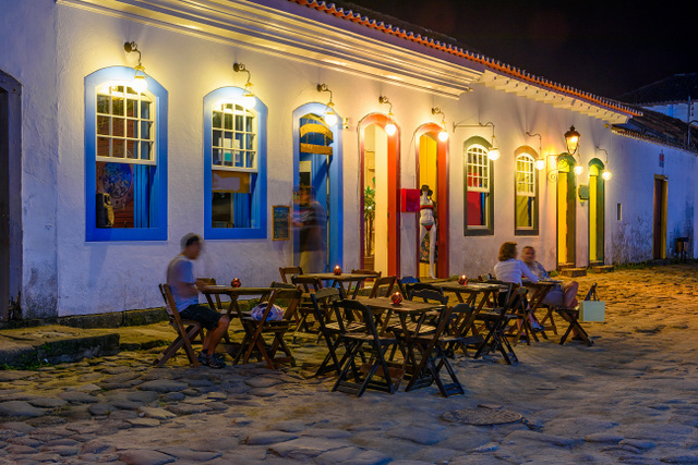 Pela noite, o centro histórico de Paraty é tomado pela animação de pessoas em restaurantes e bares nas ruas e casas tradicionais (Créditos: Shutterstock)