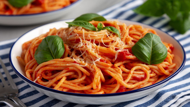 Espaguete com queijo, tomate e manjericão: uma combinação deliciosa e prática que vai salvar o seu jantar