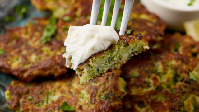 Sem farinha nem fritura: como fazer bolinhos de acelga e queijo fáceis e fofinhos