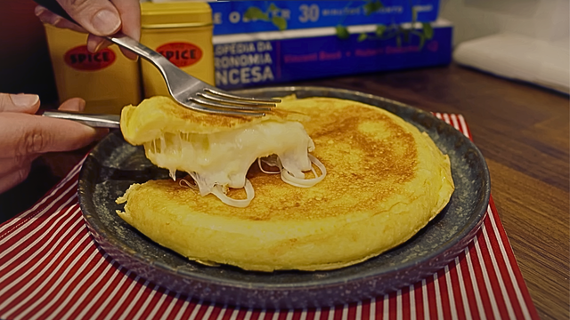 Pronto em 5 minutos: pão de queijo de frigideira é o lanche fácil e delicioso que você queria e não sabia