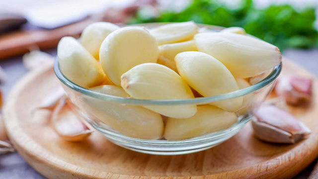 Não precisa deixar de molho: esse é o melhor truque para descascar alho em segundos