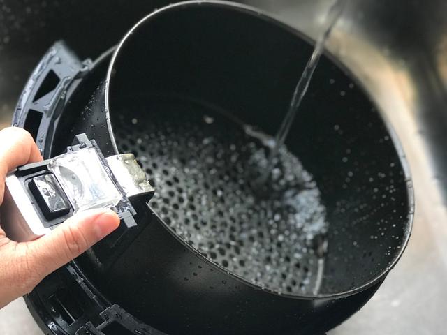 O truque do saquinho de chá para limpar a airfryer da forma mais fácil e natural possível