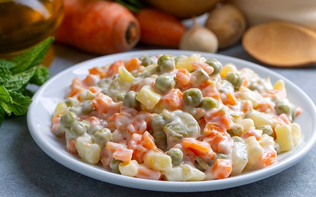Sua salada de maionese nunca mais será a mesma depois dessas dicas do TudoGostoso: detalhes que fazem a diferença no acompanhamento do churrasco
