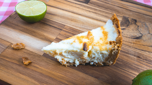 Sem forno, sem gelatina e sem leite condensado: receita fácil de torta de limão tem um truque para ficar bem estruturada e ingrediente secreto para um sabor único