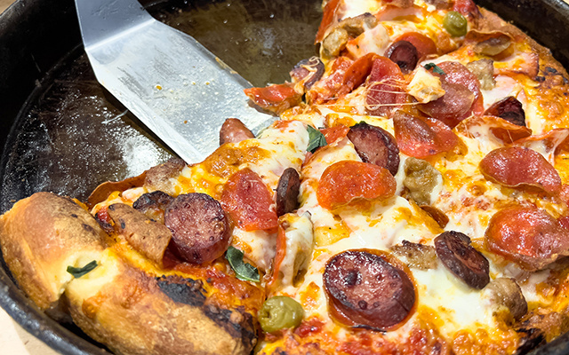 Faço essa pizza de frigideira todo final de semana que estou com preguiça e fica pronta em poucos minutos