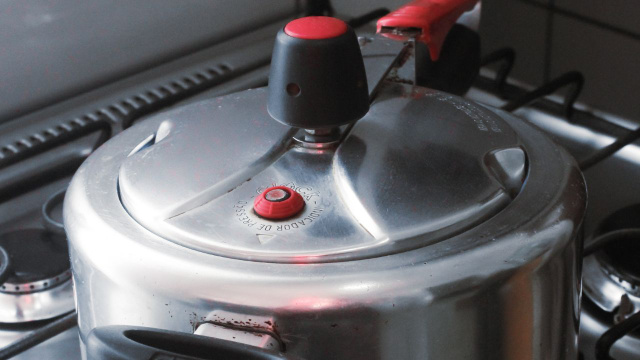 É isso que acontece quando você puxa o pino da panela de pressão em vez de deixar a pressão sair naturalmente