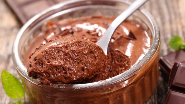 Nem creme de leite, nem leite condensado: como fazer uma legítima mousse de chocolate francesa