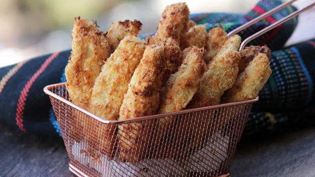 Iscas de frango empanadas com coco: receita feita na airfryer fica perfeita no meu molho agridoce caseiro