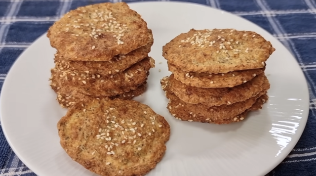 Crocante, proteico e simples: o biscoito salgado que foge do óbvio e quase não tem carboidrato